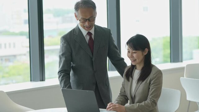打ち合わせをするビジネスマン二人
