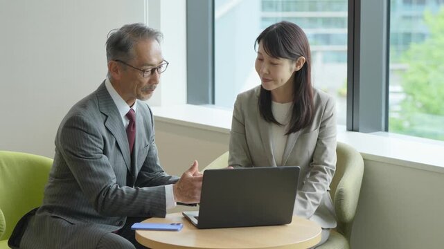 打ち合わせをするビジネスマン二人