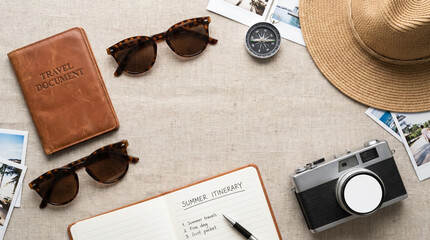 Naklejka premium Laptop and notebook flat lay with coffee cup, hat and sunglasses for travel planning