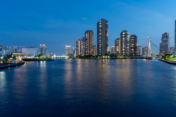 東京の夜景と高層ビル群と川のリフレクション © TOSHIAKI ISHII