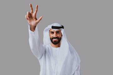 Naklejka premium Smiling arab man showing victory sign with hand