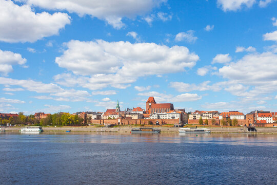 Dziedzictwo kulturowe - panorama Torunia wiosną, Toruń, Polska, Cultural heritage - panorama of Toruń in spring, Poland