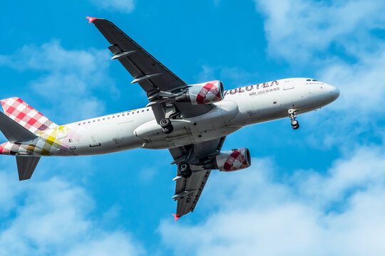 SPAIN, VALENCIA PROVINCE, VALENCIA, MAY 7, 2026. An VOLOTEA passenger jet in flight During a commercial flight near the runway of Manises Airport. Flight reduction, energy crisis, tourism. 