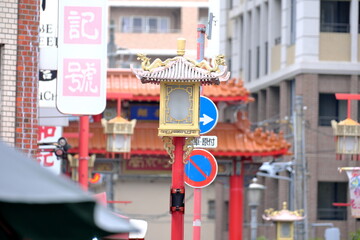 神戸・南京町（中華街）の異国情緒あふれる街並み。赤い楼門と提灯が彩る日本の観光名所の風景セット © taka
