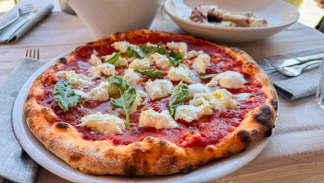 acercamiento de una pizza de queso y tomate deliciosa en un restaurante de Roma Italia comida tradicional en europa  pizza casera y apetitosa