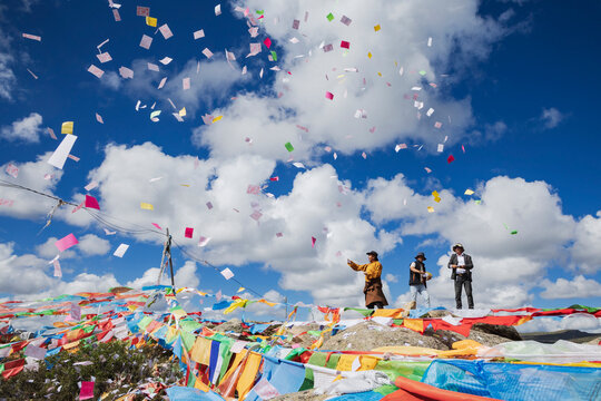 The paper squares, longda (Tibetan for Winged Horse) are launched into the wind by people on a hilltop, the pilgrims cry "heaven", a Buddhist prayer custom.