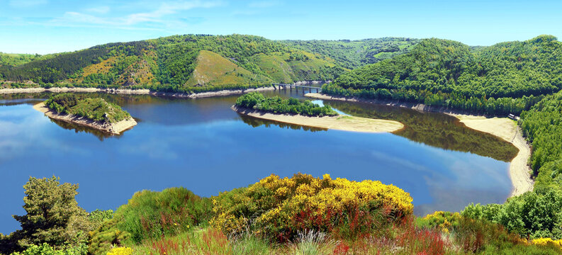 Lac du barrage de Grandval sur la rivi&egrave;re Truy&egrave;re, dans le Cantal.
