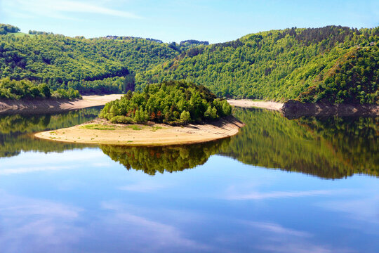 Lac du barrage de Grandval sur la rivi&egrave;re Truy&egrave;re, dans le Cantal.