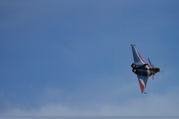 Fototapeta premium Rafale Solo Display 2026 post combustion au loin