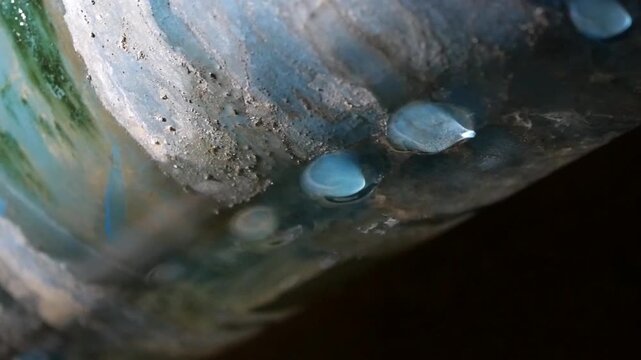 地下通路の壁から水が染み出す 湿気と劣化した都市インフラのイメージ
Water seeping from wall in underground passage moisture and aging infrastructure concept