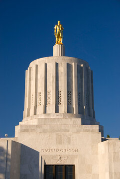 Capitol dome with Oregon Pioneer, Oregon State Capitol, Salem, Oregon
