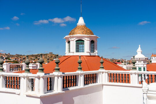 C&uacute;pula colonial con arquitectura hist&oacute;rica y terrazas blancas en sucre bolivia. 