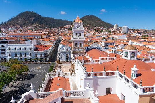 Vista panor&aacute;mica de sucre bolivia con catedral colonial plaza principal y monta&ntilde;as. 