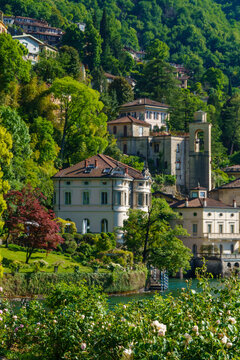 bellissima paesino con vista lago e vegetazione ricca