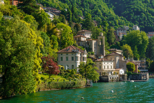 bellissima paesino con vista lago e vegetazione ricca