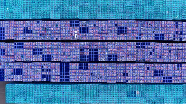 Lagerhalle mit Kisten f�r Getr�nke. Grosshandel, Distribution. AERIAL.