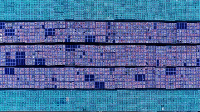 Lager mit Kisten f&uuml;r Getr&auml;nke. Grosshandel, Distribution. AERIAL.