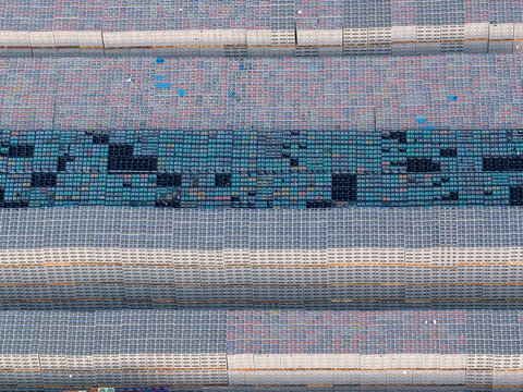 Lagerhalle mit Kisten f&uuml;r Getr&auml;nke. Grosshandel, Distribution. AERIAL.