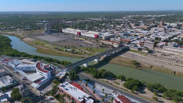 The Juarez-Lincoln International Bridge in Nuevo Laredo, Tamaulipas. The photo shows a long line of vehicles crossing the Rio Grande toward the U.S. border checkpoint.