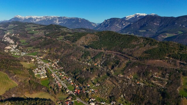 Alpenkulisse aus der Vogelperspektive, Auebachtal mit Blick auf die Rax! und Schneeberg