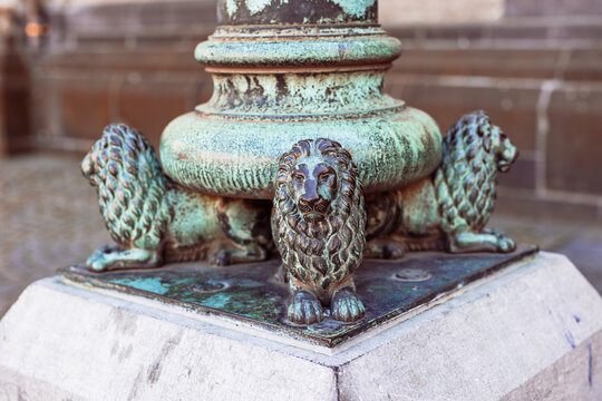  L&ouml;wenfiguren als Laternenfu&szlig; auf dem Bonner M&uuml;nsterplatz
