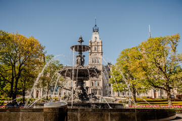 Naklejka premium Tourny Fountain and Parliament Building in Quebec City Canada on Sunny Day