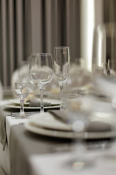 Elegant Wedding Guest Table Setting with White Calla Lily Centerpiece and Modern Glassware