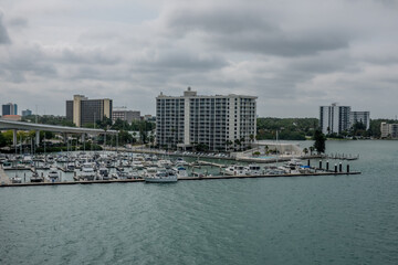 Obraz premium Clearwater Florida Marina and Intracoastal Waterway with Boats Waterfront Condominiums and Coastal Skyline Under Overcast Sky