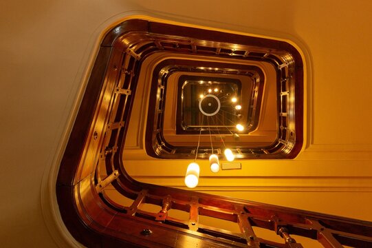 Escadaria em espiral com luzes