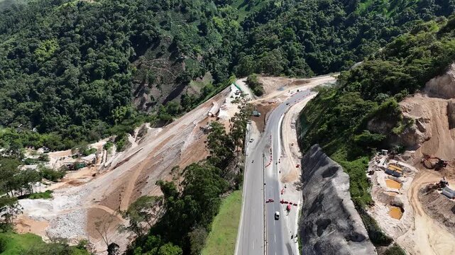 Video a&eacute;reo tomado con dron en la carretera conocida como " Conexi&oacute;n Pac&iacute;fico 1" que conecta a Medell&iacute;n con Bolombolo. El video es  tomado en el sector de "La Arenera" con obras de gran magnitud 