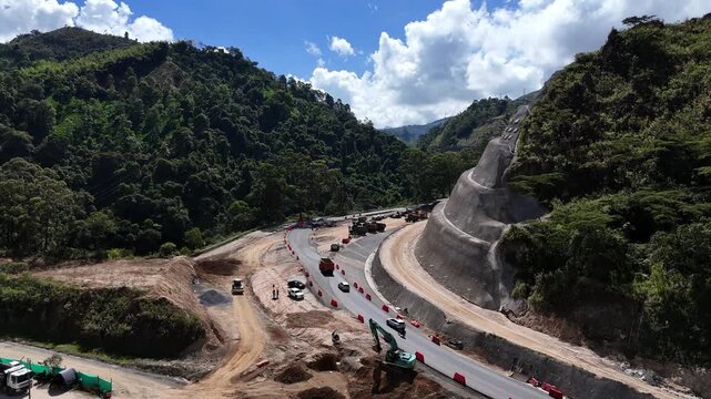 Video a&eacute;reo tomado con dron en la carretera conocida como " Conexi&oacute;n Pac&iacute;fico 1" que conecta a Medell&iacute;n con Bolombolo. El video es  tomado en el sector de "La Arenera" con obras de gran magnitud 