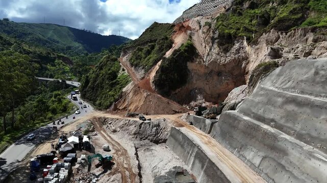 Video a&eacute;reo tomado con dron en la carretera conocida como " Conexi&oacute;n Pac&iacute;fico 1" que conecta a Medell&iacute;n con Bolombolo. El video es  tomado en el sector de "La Arenera" con obras de gran magnitud 