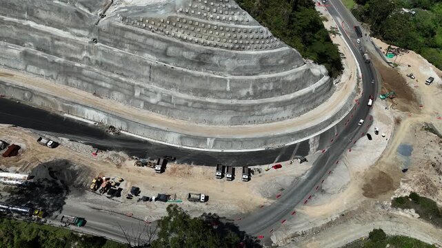 Video a&eacute;reo tomado con dron en la carretera conocida como " Conexi&oacute;n Pac&iacute;fico 1" que conecta a Medell&iacute;n con Bolombolo. El video es  tomado en el sector de "La Arenera" con obras de gran magnitud 