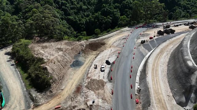 Video a&eacute;reo tomado con dron en la carretera conocida como " Conexi&oacute;n Pac&iacute;fico 1" que conecta a Medell&iacute;n con Bolombolo. El video es  tomado en el sector de "La Arenera" con obras de gran magnitud 