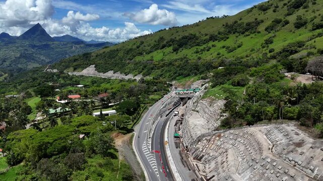Video a&eacute;reo tomado con dron en la carretera conocida como " Conexi&oacute;n Pac&iacute;fico 1" que conecta a Medell&iacute;n con Bolombolo. El video es tomado en el sector de "Lomagrande" en la reparaci&oacute;n del t&uacute;nel falso.
