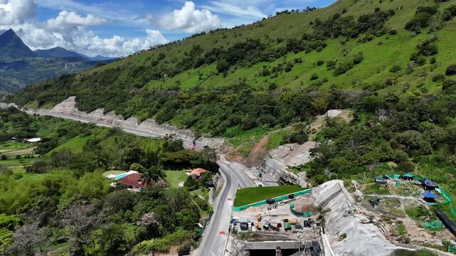 Video a&eacute;reo tomado con dron en la carretera conocida como " Conexi&oacute;n Pac&iacute;fico 1" que conecta a Medell&iacute;n con Bolombolo. El video es tomado en el sector de "Lomagrande" en la reparaci&oacute;n del t&uacute;nel falso.