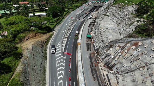 Video a&eacute;reo tomado con dron en la carretera conocida como " Conexi&oacute;n Pac&iacute;fico 1" que conecta a Medell&iacute;n con Bolombolo. El video es tomado en el sector de "Lomagrande" en la reparaci&oacute;n del t&uacute;nel falso.