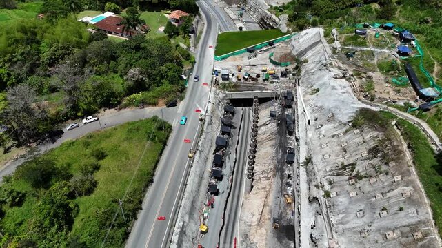 Video a&eacute;reo tomado con dron en la carretera conocida como " Conexi&oacute;n Pac&iacute;fico 1" que conecta a Medell&iacute;n con Bolombolo. El video es tomado en el sector de "Lomagrande" en la reparaci&oacute;n del t&uacute;nel falso.