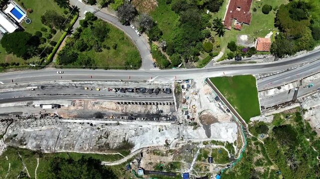 Video a&eacute;reo tomado con dron en la carretera conocida como " Conexi&oacute;n Pac&iacute;fico 1" que conecta a Medell&iacute;n con Bolombolo. El video es tomado en el sector de "Lomagrande" en la reparaci&oacute;n del t&uacute;nel falso.