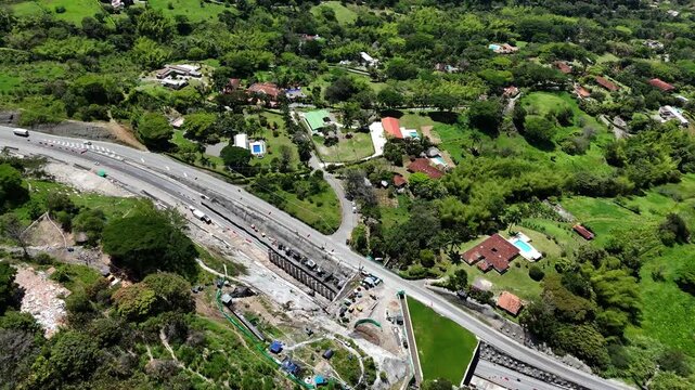 Video a&eacute;reo tomado con dron en la carretera conocida como " Conexi&oacute;n Pac&iacute;fico 1" que conecta a Medell&iacute;n con Bolombolo. El video es tomado en el sector de "Lomagrande" en la reparaci&oacute;n del t&uacute;nel falso.
