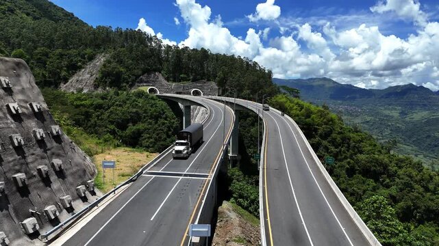 Video a&eacute;reo tomado con dron en la salida de T&uacute;nel de  Amag&aacute; yendo para Bolombolo y el suroeste de Antioquia.