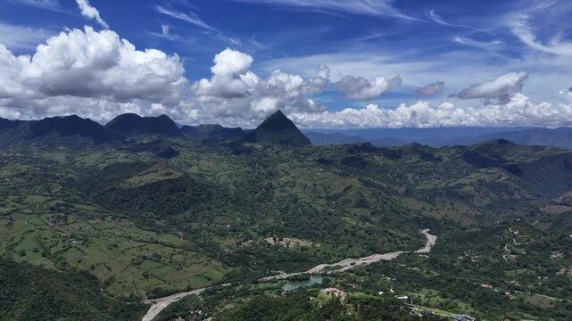 Video a&eacute;reo tomado con dron desde  la salida de t&uacute;nel de  Amag&aacute; yendo para Bolombolo y el suroeste de Antioquia, en el que pueden observarse los majestuosos cerros de la zona en &aacute;rea rural del municip