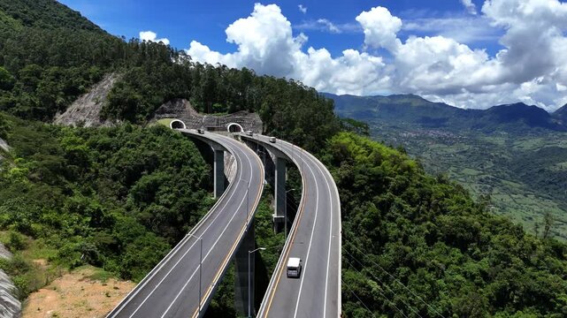 Video a&eacute;reo tomado con dron en la salida de T&uacute;nel de  Amag&aacute; yendo para Bolombolo y el suroeste de Antioquia.