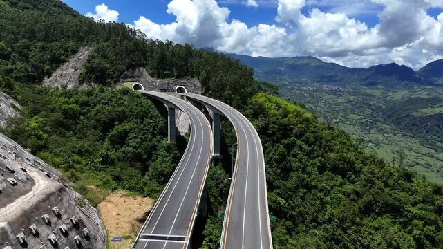 Video a&eacute;reo tomado con dron en la salida de T&uacute;nel de  Amag&aacute; yendo para Bolombolo y el suroeste de Antioquia.