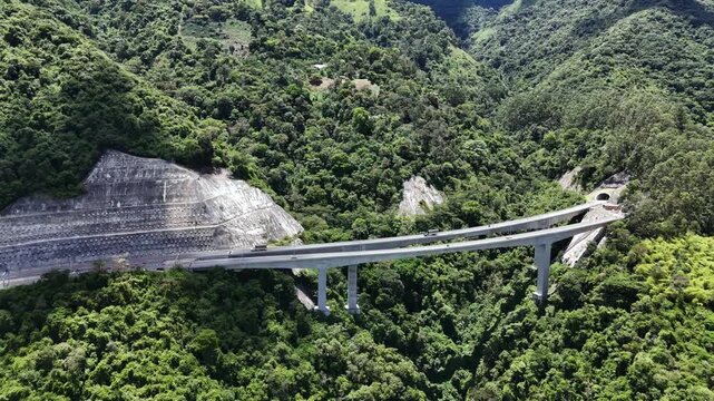 Video a&eacute;reo tomado con dron en la salida de T&uacute;nel de  Amag&aacute; yendo para Bolombolo y el suroeste de Antioquia.