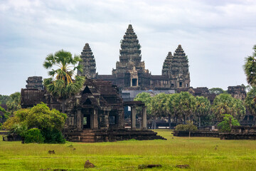 Fototapeta premium Panoramic View of Angkor Wat Temple with Iconic Five Towers