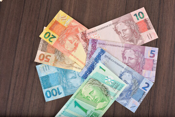 Obraz premium Brazil: Financial value of Brazilian Real banknotes representing the currency in the monetary economy. Bank business.
