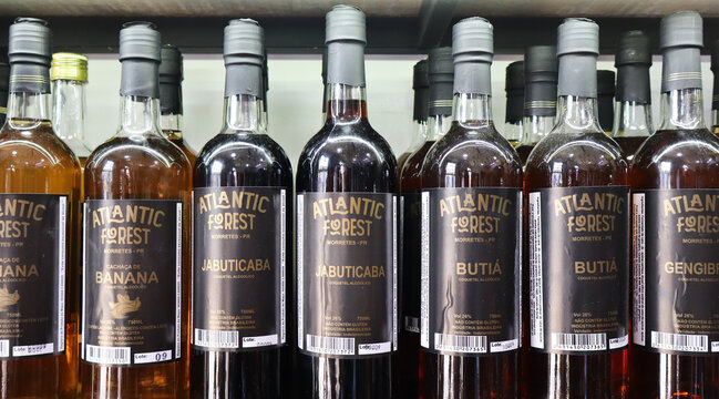 Distilled beverages, cacha&ccedil;a, artisanal liqueurs, and regional products from the coast of the state of Paran&aacute;, on display at the Morretes fair in May 2026.