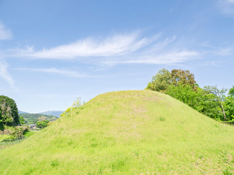 飛鳥の空に抱かれた、悠久の古墳風景