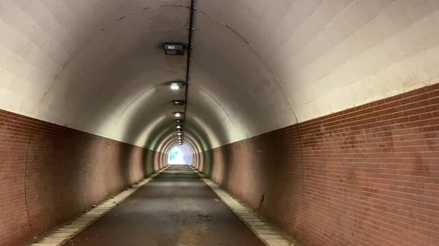レトロなトンネル内部の途中を記録した交通映像